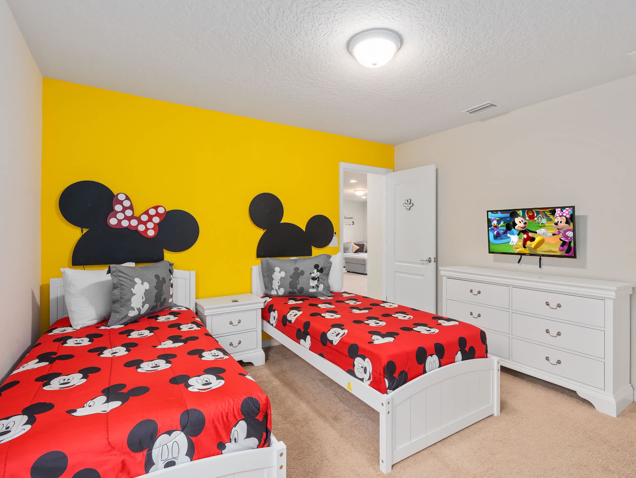 Family Fun Rental in Orlando - Micky and Minnie Bedroom